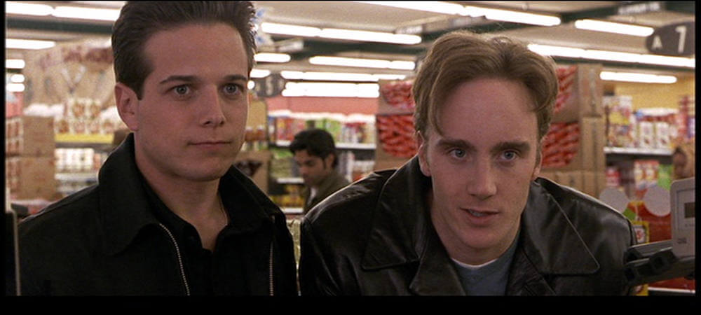 Go 9 Still from "Go" - Adam and Zach are in the checkout lane at the supermarket, inquiring about buying drugs off Simon